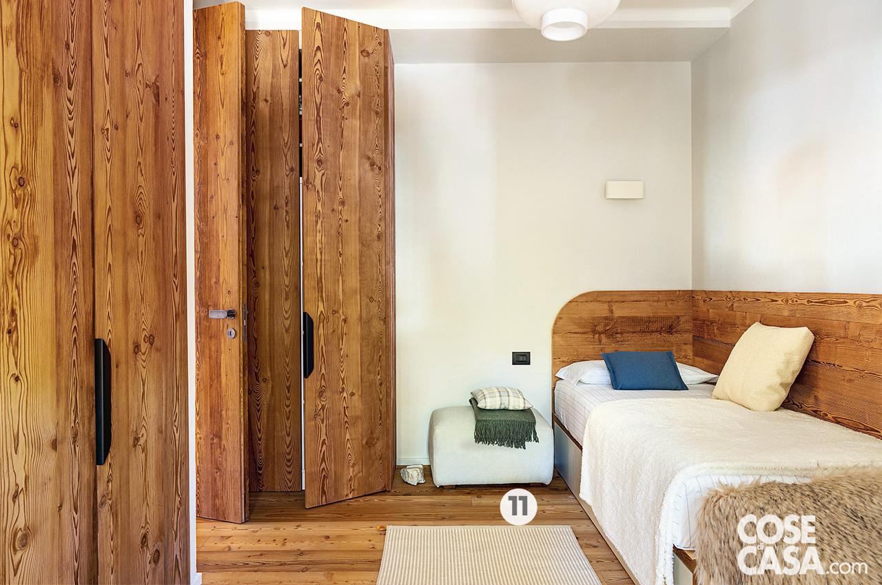 L'angolo della camera dei ragazzi dove si apre la porta d'ingresso alla stanza è inquadrato da armadiature lungo le due pareti ortogonali: di larghezze diverse, sono gemelle nel design, caratterizzate dalle stesse maniglie in lamiera piegata dei mobili della cucina e della camera matrimoniale. Nella camera dei ragazzi, i letti singoli con testiere stondate sono di Davide Arnauld. L'applique a parete è la Two Flag Wall di Danese, la sospensione centrale è Dusk di Hem. L'angolo della camera dei ragazzi dove si apre la porta d'ingresso alla stanza è inquadrato da armadiature lungo le due pareti ortogonali: di larghezze diverse, sono gemelle nel design, caratterizzate dalle stesse maniglie in lamiera piegata dei mobili della cucina e della camera matrimoniale. Nella camera dei ragazzi, i letti singoli con testiere stondate sono di Davide Arnauld. L'applique a parete è la Two Flag Wall di Danese, la sospensione centrale è Dusk di Hem.