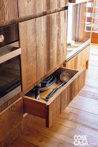 dettaglio della cucina con frontali in larice, forno e cassetto dettaglio della cucina con frontali in larice, forno e cassetto