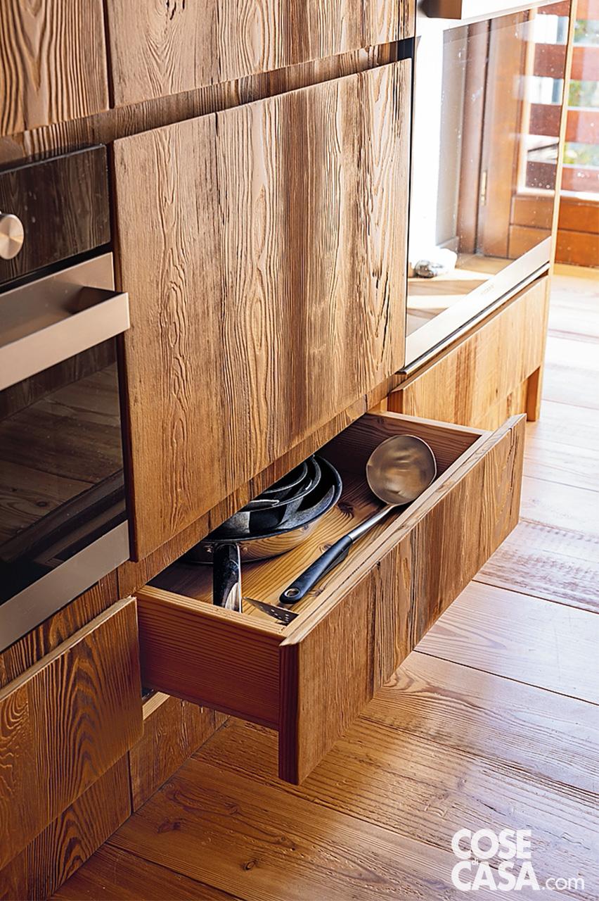 dettaglio della cucina con frontali in larice, forno e cassetto dettaglio della cucina con frontali in larice, forno e cassetto