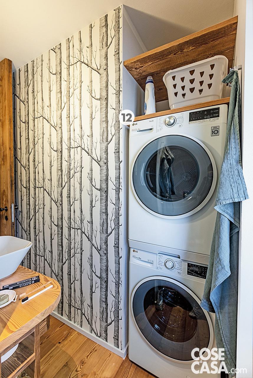 Nel bagno dei ragazzi la carta da parati a motivo botanico è il modello Woods di Cole & Son. La lavatrice e l'asciugatrice impilate a colonna in nicchia sono di LG. Gli asciugamani sono di La Fabbrica del Lino. Nel bagno dei ragazzi la carta da parati a motivo botanico è il modello Woods di Cole & Son. La lavatrice e l'asciugatrice impilate a colonna in nicchia sono di LG. Gli asciugamani sono di La Fabbrica del Lino.