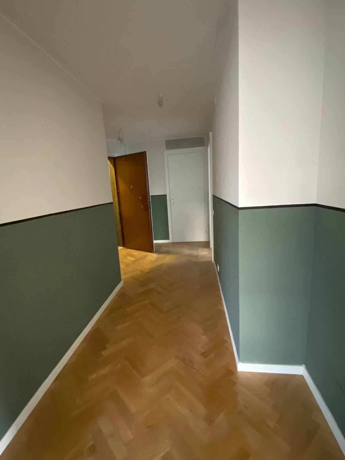 corridoio  con boiserie dipinta e righina corridoio  con boiserie dipinta e righina