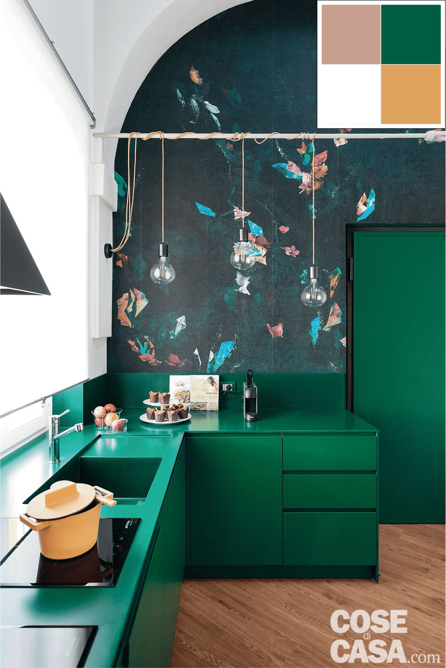 Mobili e porta verdi per un effetto di continuità Mobili e porta verdi per un effetto di continuità