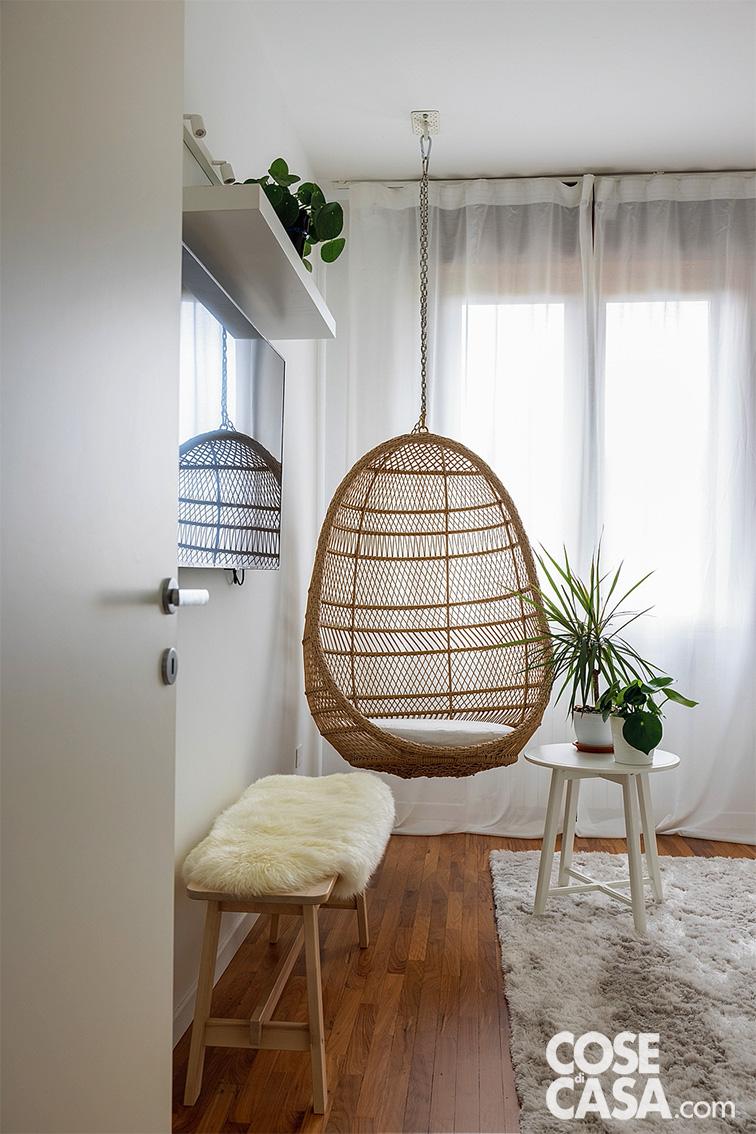 Nell'angolo della camera dedicato al relax, il "guscio" sospeso in fibre naturali Amaca Sospesa di Sklum è ancorato a una piastra a soffitto. La panca con cuscinoin ecopelo è il modello Norraker di Ikea.