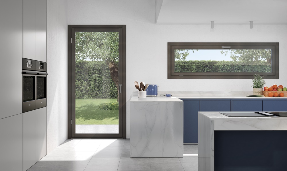 La finestra in legno lamellare F80 Plus di Finnova ha anta e telaio di spessore 80 mm, che permette di contenere un vetro triplo di 44 mm, basso emissivo con gas Argon all’interno e canalina a bordo caldo. Grazie alle tre guarnizioni in materiale termoplastico sul telaio e al triplo vetro, la trasmittanza Uw è inferiore a 1.0 W/m2K e tutto ciò contribuisce alla riduzione del rumore. Di serie ha apertura a ribalta con dispositivo di microventilazione. La verniciatura è all’acqua. www.finnovasrl.it