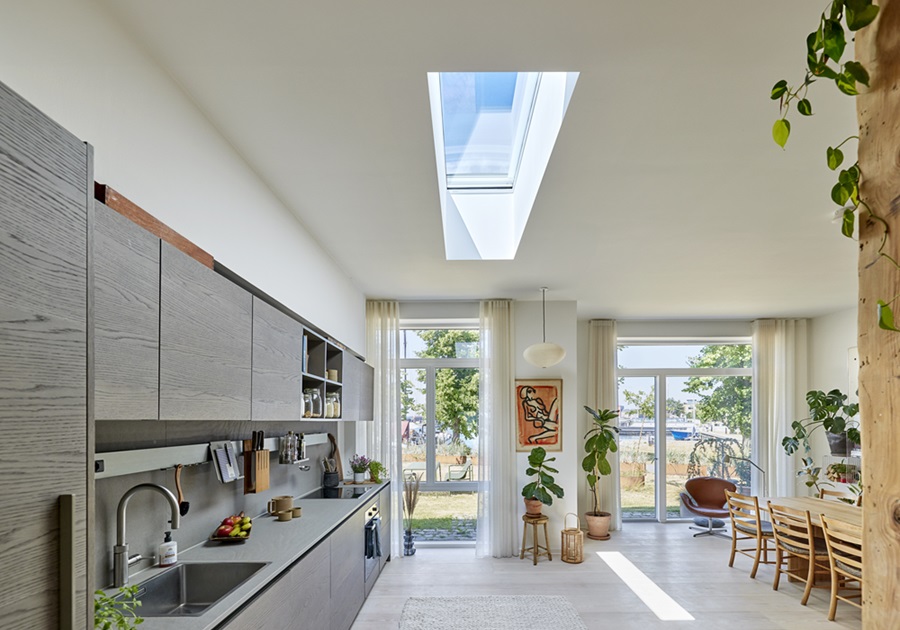 La finestra per tetti piani, con pendenza compresa tra o° e 15°, Maxi Slim di Velux è elettrica, alimentata da due motori a energia solare posizionati sul lato lungo. Il basamento esterno è in legno termotrattato e poliuretano bianco, ha doppio vetro e misura L 60 x H 200 cm. Può essere accessoriata con tende esterne parasole, oscuranti e zanzariera e, con l’aggiunta del sistema Velux App Control, si può gestire da smartphone. www.velux.it