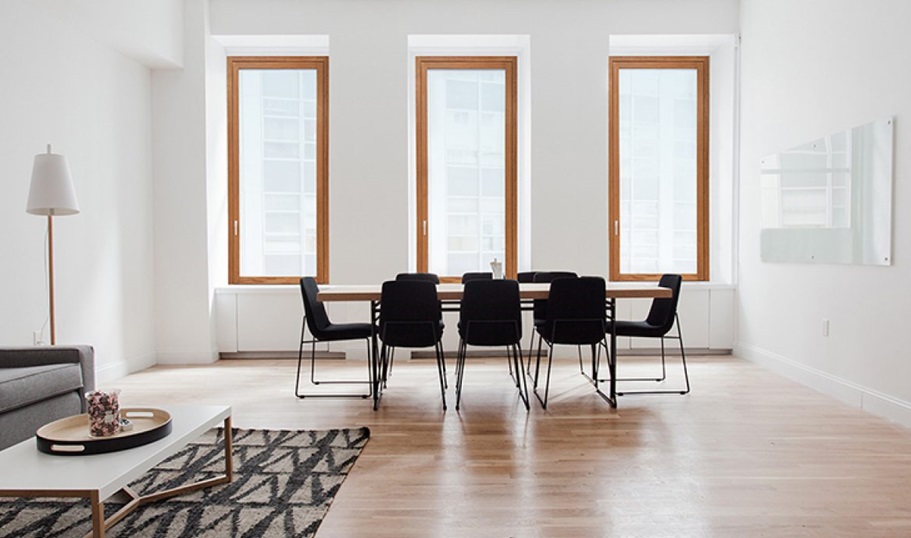 I profili di Urban di Sidel sono in legno, con scudo protettivo in alluminio sul lato esterno. Il telaio di spessore 50 mm lascia ampio spazio al vetro, da scegliere a camera doppia o tripla. Le cerniere sono invisibili e le ante hanno apertura a battente e ribalta che consente la il passaggio di aria pur con il serramento chiuso. Isolamento termico 1.2 W/m²K e acustico 36 dB. www.sidelsrl.it