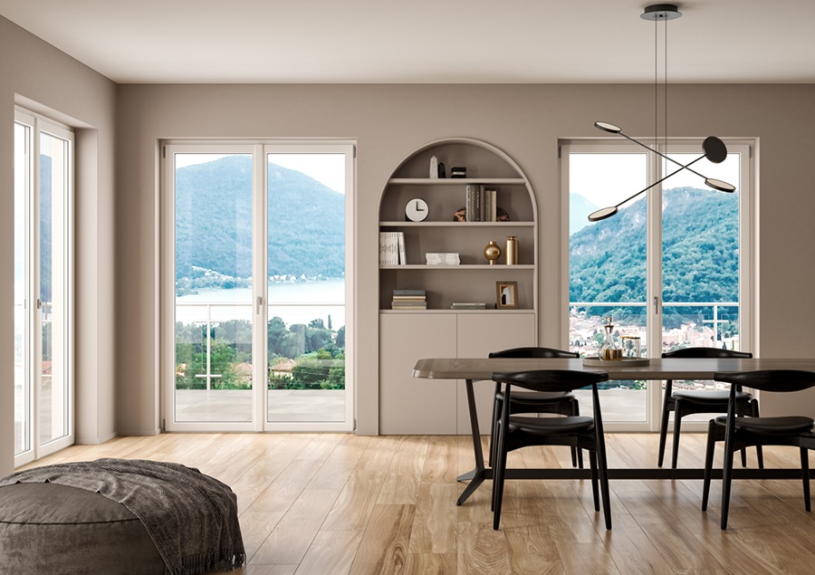 Linea snella e squadrata per Ravia EVO di WnD con profili in pvc di larghezza 76 mm che possono alloggiare diversi tipi di vetri e tripla guarnizione che, con l'aggiunta della canalina termica, permette di ottenere trasmittanza termica Uw fino a 0,81 W/m2K. Abbattimento acustico fino 47 dB e sicurezza antieffrazione fino alla classe RC2, anche con apertura per la microventilazione. Grazie alla maniglia posizionata al centro il design è simmetrico. https://finestrewnd.it