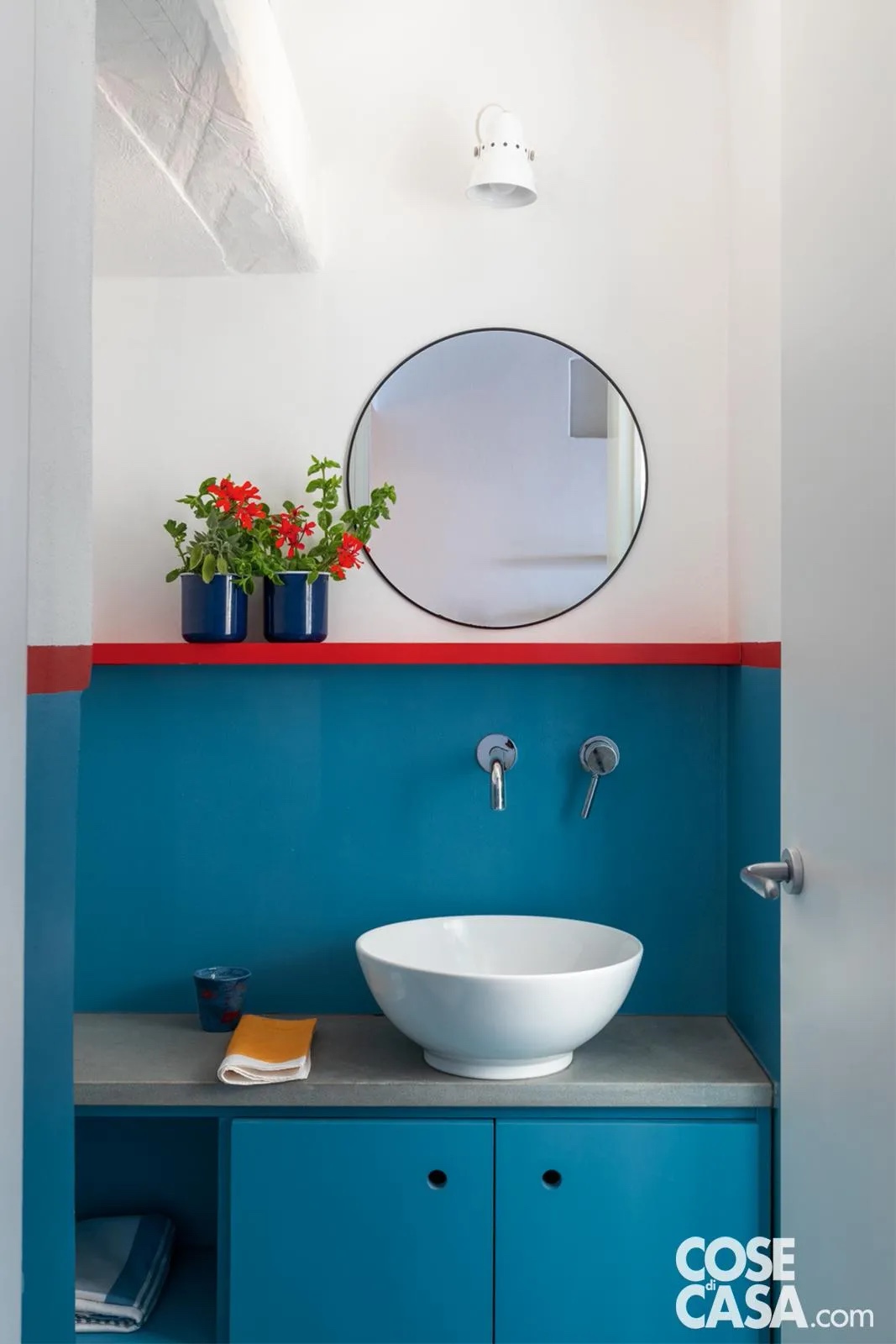 Freschezza e vivacità caratterizzano questo bagno dove il bianco e il blu richiamando atmosfere marittime, ideali per una casa di vacanza. Le due tinte si alternano in un gioco equilibrato, divise da una mensola in rosso brillante che infonde energia. Freschezza e vivacità caratterizzano questo bagno dove il bianco e il blu richiamando atmosfere marittime, ideali per una casa di vacanza. Le due tinte si alternano in un gioco equilibrato, divise da una mensola in rosso brillante che infonde energia.