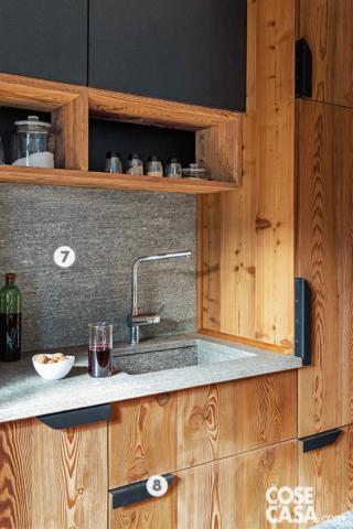 La composizione con frontali in legno e maniglie in ferro verniciato è stata realizzata su disegno dalla falegnameria Davide Arlaud, così come l'isola. Nel top in pietra di Luserna il piano cottura da incasso a induzione è di Elica. Il tagliere in legno è di Coin Casa, caraffa e bicchiere sono di Corrado Corradi. La composizione con frontali in legno e maniglie in ferro verniciato è stata realizzata su disegno dalla falegnameria Davide Arlaud, così come l'isola. Nel top in pietra di Luserna il piano cottura da incasso a induzione è di Elica. Il tagliere in legno è di Coin Casa, caraffa e bicchiere sono di Corrado Corradi.