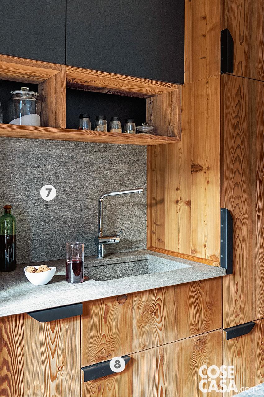 La composizione con frontali in legno e maniglie in ferro verniciato è stata realizzata su disegno dalla falegnameria Davide Arlaud, così come l'isola. Nel top in pietra di Luserna il piano cottura da incasso a induzione è di Elica. Il tagliere in legno è di Coin Casa, caraffa e bicchiere sono di Corrado Corradi. La composizione con frontali in legno e maniglie in ferro verniciato è stata realizzata su disegno dalla falegnameria Davide Arlaud, così come l'isola. Nel top in pietra di Luserna il piano cottura da incasso a induzione è di Elica. Il tagliere in legno è di Coin Casa, caraffa e bicchiere sono di Corrado Corradi.