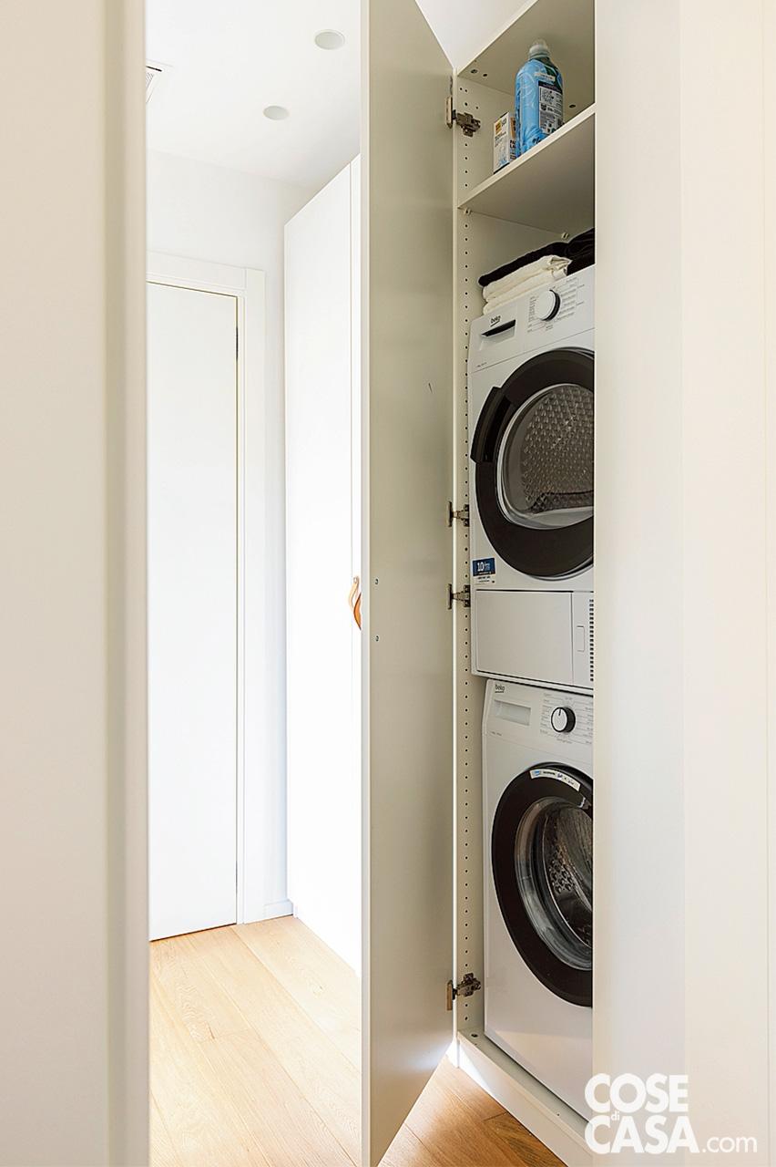colonna lavanderia con lavatrice e asciugatrice impilate