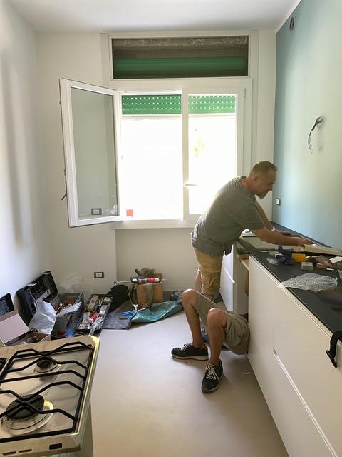 Eccoci al montaggio dei nuovi mobili, con ante laccate bianco opaco e il piano in HPL effetto ardesia nero. Anche la finestra che era marrone è stata dipinta di bianco, e subito l’ambiente è diventato più luminoso.