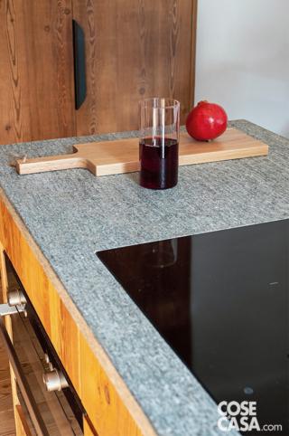 Sotto l'isola, il forno multifunzione e il microonde da incasso sono di Hotpoint Ariston. Sotto l'isola, il forno multifunzione e il microonde da incasso sono di Hotpoint Ariston.