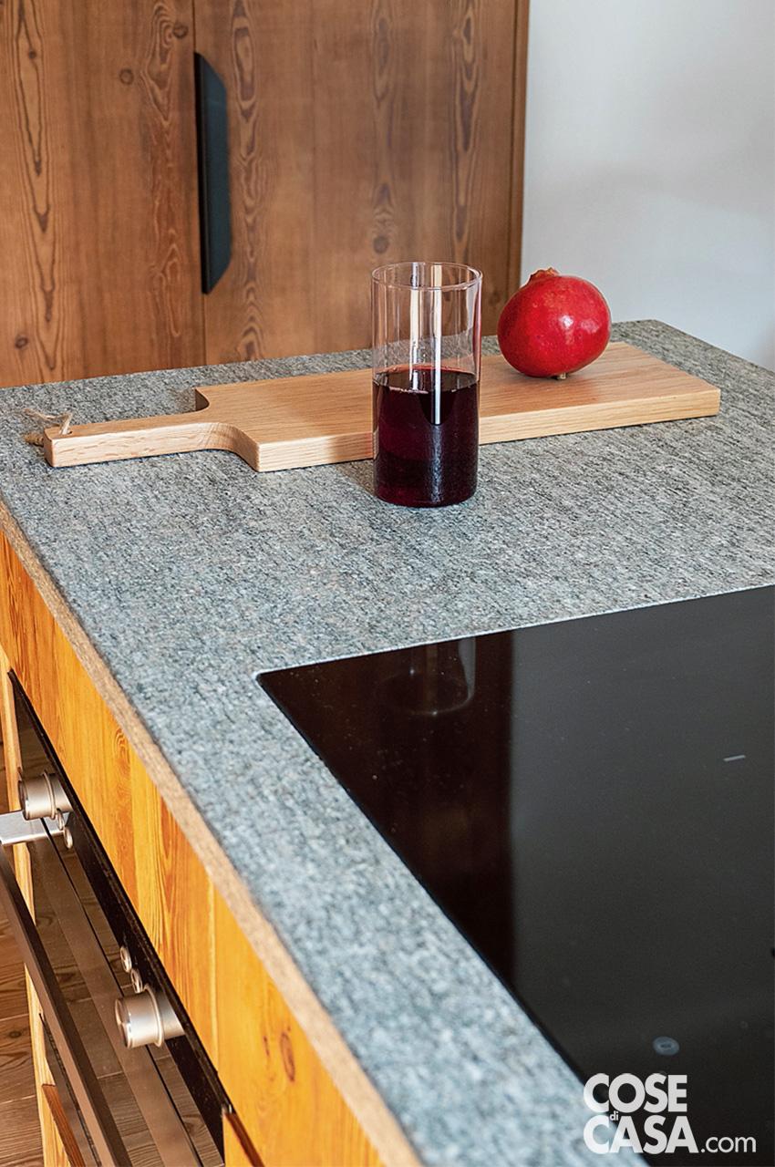 Sotto l'isola, il forno multifunzione e il microonde da incasso sono di Hotpoint Ariston. Sotto l'isola, il forno multifunzione e il microonde da incasso sono di Hotpoint Ariston.