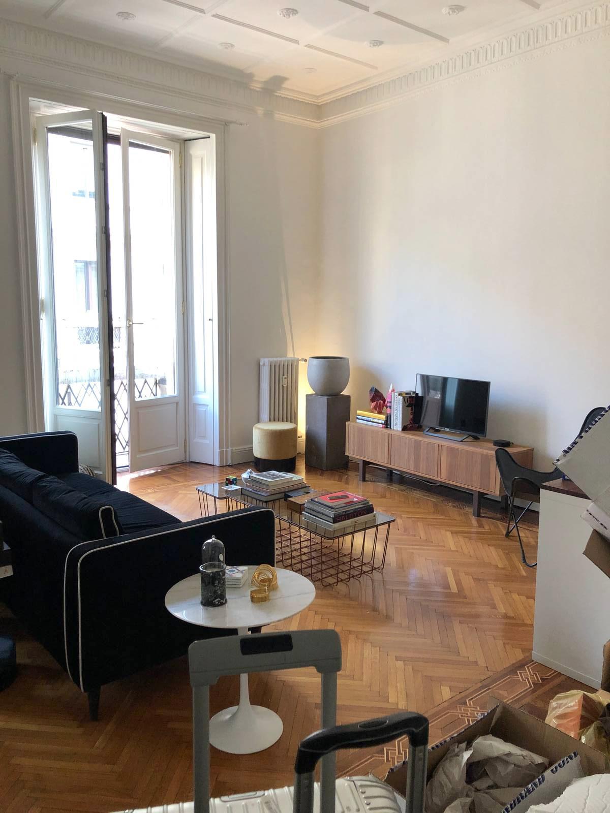 prima, il soggiorno arredato senza tessile