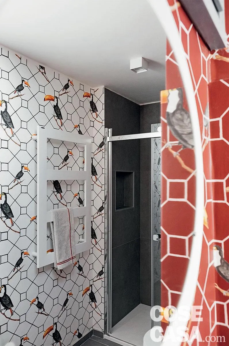 Stesso bagno della foto precedente. I motivi esotici e geometrici scelti per lo stesso ambiente donano profondità e dinamismo, rendendo l'atmosfera di questo piccolo locale di servizio vibrante e inattesa. Stesso bagno della foto precedente. I motivi esotici e geometrici scelti per lo stesso ambiente donano profondità e dinamismo, rendendo l'atmosfera di questo piccolo locale di servizio vibrante e inattesa.