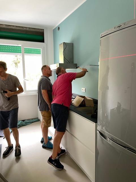 In questa fase si vede la vecchia cappa che è stata rimontata, alla quale si è aggiunta una mensola laterale che sta per essere montata. Il frigorifero è tornato nella sua posizione originale.