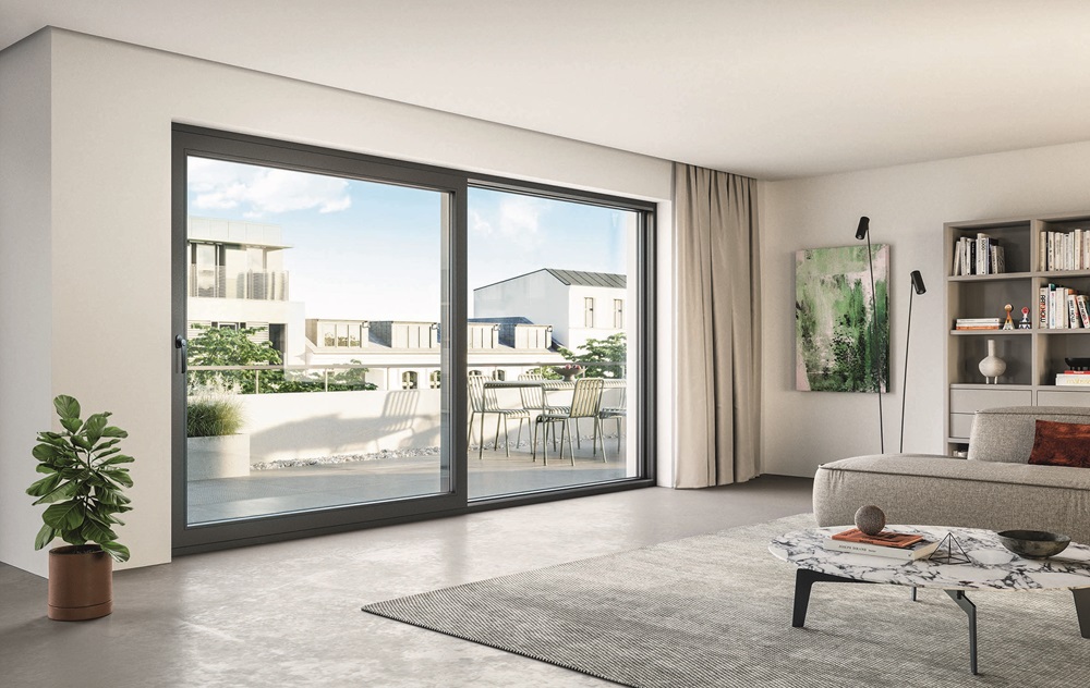 Living Move di Schüco PWS Italia permette di realizzare serramenti scorrevoli in pvc dalle alte prestazioni, con valore di trasmittanza Uf fino 1,1 W/m2K. L'anta mobile ha la particolarità del meccanismo che la fa arretrare verso l'interno, di 6 millimetri rispetto al telaio, assicurando la ventilazione anche con l'infisso chiuso e mantenendo la sicurezza antieffrazione in classe RC2. Il profilo ha spessore 82 mm, ha da due a tre guarnizioni, in base alla zona climatica. Diverse le estetiche, con le pellicole decorative in tinta unita o effetto legno Choose Your Colour e Choose Your New Colour. https://schuecopws.it