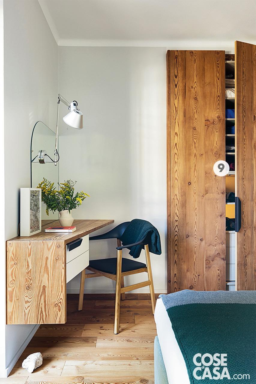 Nella camera matrimoniale la scrivania sospesa che sfrutta la posizione d'angolo è stata realizzatasu disegno dalla falegnameria Davide Arlaud.L'applique a braccio orientabile sopra lo specchioè la Tolomeo di Artemide. In cornice, foto di Cristina Galliena Bohman. Vaso di Zara Home. Nella camera matrimoniale la scrivania sospesa che sfrutta la posizione d'angolo è stata realizzatasu disegno dalla falegnameria Davide Arlaud.L'applique a braccio orientabile sopra lo specchioè la Tolomeo di Artemide. In cornice, foto di Cristina Galliena Bohman. Vaso di Zara Home.