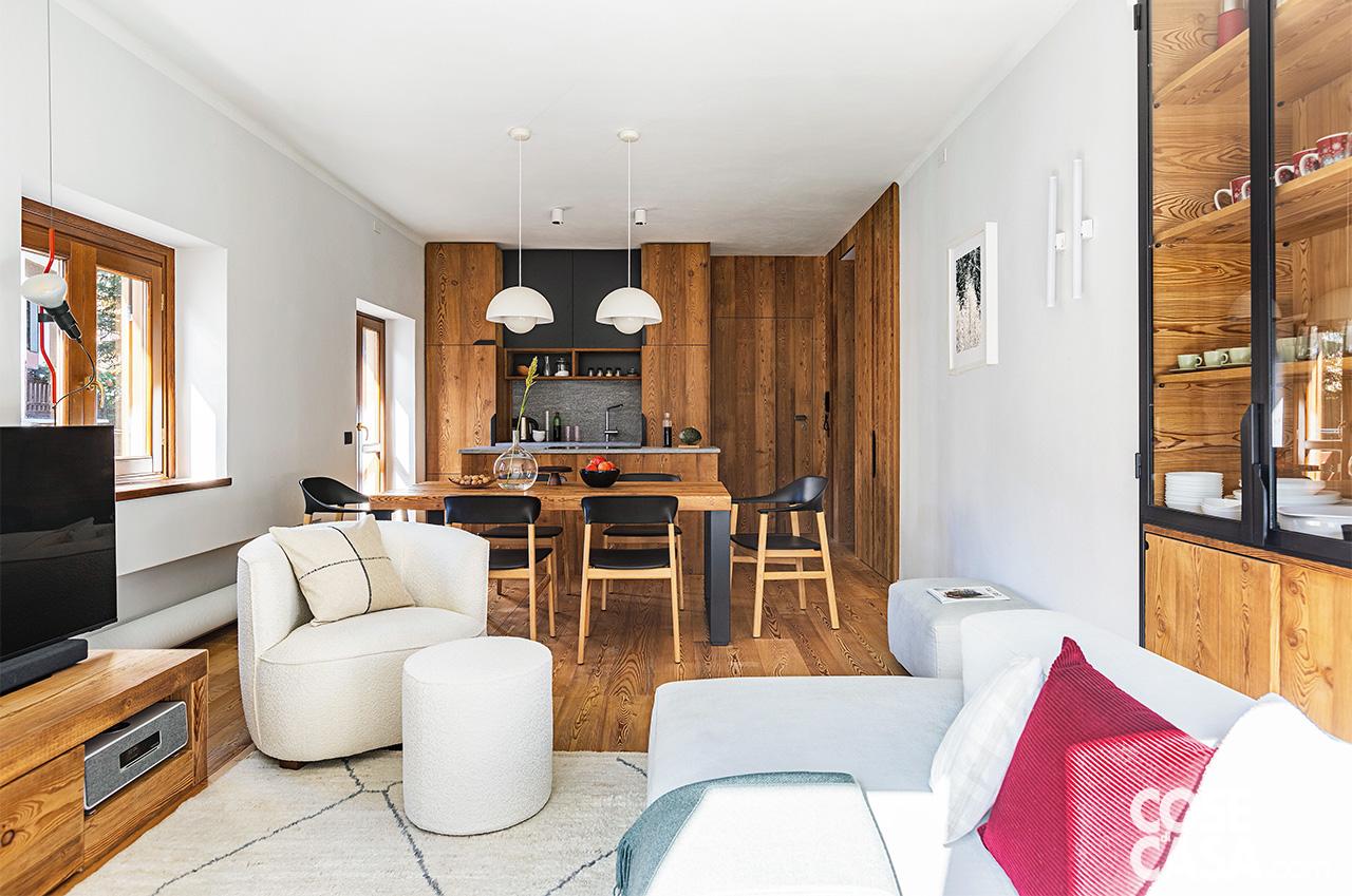 Nell'open space della zona giorno, una delle estremità è occupata dall'angolo cottura a vista, identificato dalle finiture in legno che si estendono allo spazio dell'ingresso, a destra. L'isola centrale multifunzione divide l'area operativa dal tavolo da pranzo. In quest'abitazione la maggior parte degli arredi è in larice su disegno dei progettisti. Le sedie sono le Herit Chair di Normann Copenhagen, sospensioni bianche Flower Pot di &Tradition. A destra, le due applique bianche a parete sono il modello Mirba di Vesoi. Nell'open space della zona giorno, una delle estremità è occupata dall'angolo cottura a vista, identificato dalle finiture in legno che si estendono allo spazio dell'ingresso, a destra. L'isola centrale multifunzione divide l'area operativa dal tavolo da pranzo. In quest'abitazione la maggior parte degli arredi è in larice su disegno dei progettisti. Le sedie sono le Herit Chair di Normann Copenhagen, sospensioni bianche Flower Pot di &Tradition. A destra, le due applique bianche a parete sono il modello Mirba di Vesoi.