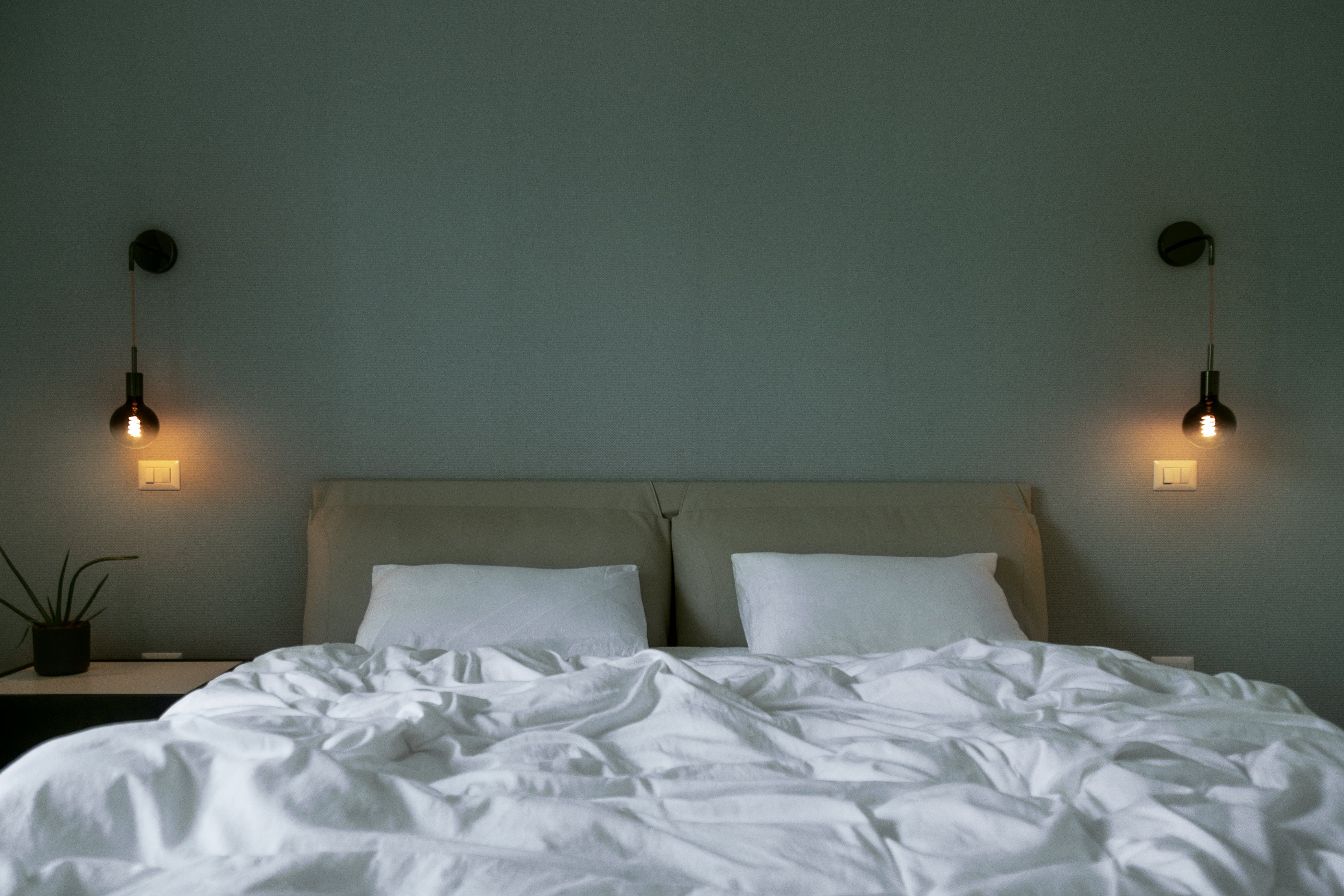 DOPO. Carta da parati di Missoni, letto di Extò, comodini di Pianca, appliques Creative Cables. DOPO. Carta da parati di Missoni, letto di Extò, comodini di Pianca, appliques Creative Cables.