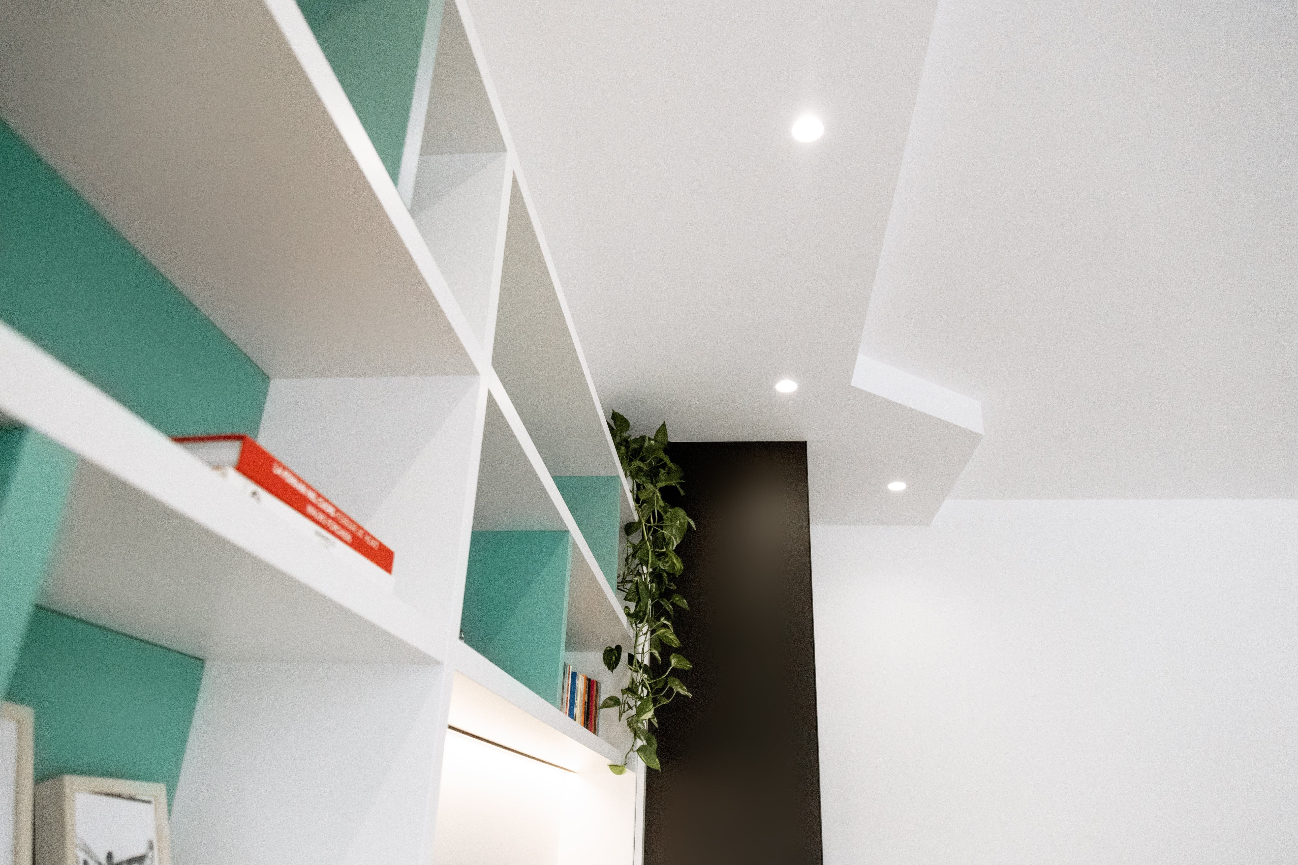 dettaglio mobile sala bianco e verde-azzurro dettaglio mobile sala bianco e verde-azzurro