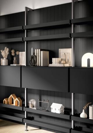 Libreria Free di Arredo3 a parete, montata con mensole in metallo e vani con apertura a ribalta