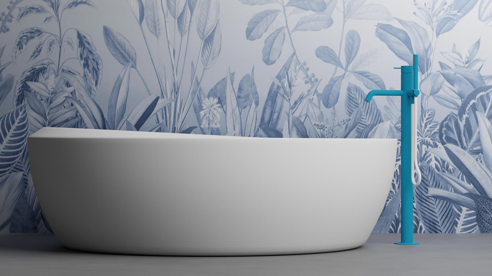 Vasca freestanding con rubinetto Carimali (www.carimali.it) color ciano, finitura in RAL 5012, interasse bocca mm 221.