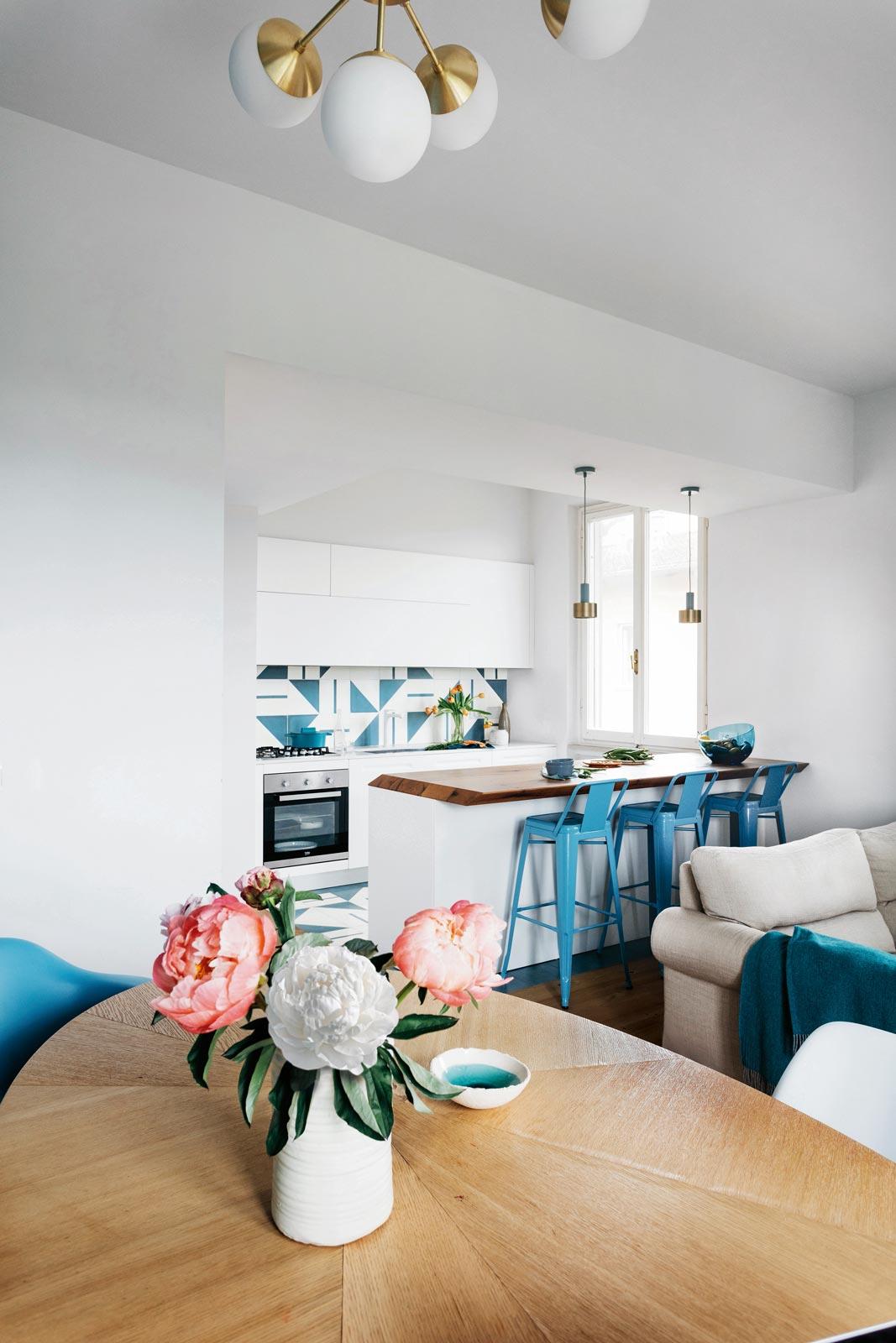 In un sottotetto tutto bianco, un azzurro ciano ravviva gli ambienti, definisce i contrasti, dà risalto ad aree e funzioni. E nei rivestimenti in cementine strizza l'occhio al passato. Gli sgabelli da bar sono in ferro verniciato in quella stessa tinta. Un'idea da copiare, facile da realizzare e alla portata di tutti, perfetta per dare un nuovo look alle vecchie sedie di recupero. Progetto: Studio Eutropia, Firenze, Tel. 055/2466191 – www.eutropia-architettura.it - Foto: Studio Roy. Styling: Lidia Elisa Covello.