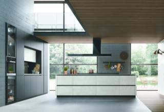 Le linee squadrate della composizione Metropolis di Stosa Cucine trovano risalto nel mix & match di finiture: Cemento Bianco, per l'isola dall'effetto materico, e Pet opaco Grau, per il blocco a parete, con ante lisce alternate a vetro trasparente. Il piano di lavoro è in Cemento bianco. Prezzo di una base da 60 cm a partire da 189 euro + Iva. www.stosacucine.com Le linee squadrate della composizione Metropolis di Stosa Cucine trovano risalto nel mix & match di finiture: Cemento Bianco, per l'isola dall'effetto materico, e Pet opaco Grau, per il blocco a parete, con ante lisce alternate a vetro trasparente. Il piano di lavoro è in Cemento bianco. Prezzo di una base da 60 cm a partire da 189 euro + Iva. www.stosacucine.com