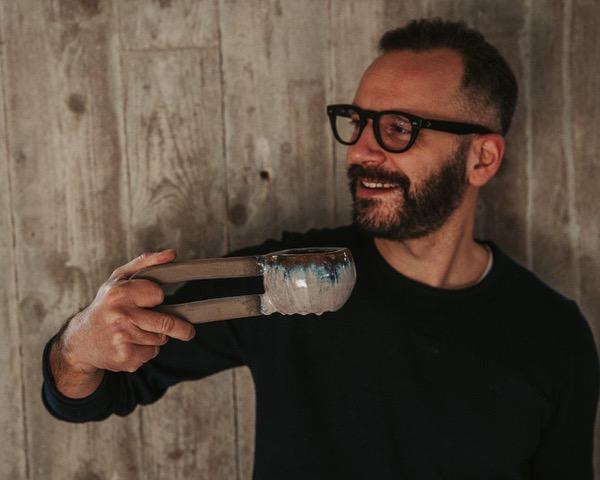 Onofrio Acone, ceramic maker, realizza a mano ed esclusivamente in ceramica opere uniche e inimitabili seguendo un approccio sostenibile, rispettoso della natura e del territorio salentino nel quale opera.