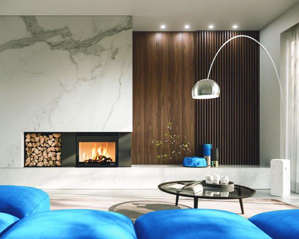 In un ambiente soggiorno super neutro ed elegante, con pareti che alternano marmo e legno di diversa estetica, fiammato e canettato, ed arredi dal design eterno come la lampada Arco (Flos), si può osare e inserire un divano color ciano. Cromia , che aggiunge un tocco fresco e vitalizzante, che può essere ripresa anche in piccoli dettagli.Immagine living di Palazzetti con focolare a legna Ecomonoblocco WTX 80, certificato 5 stelle di Prestazione Ambientale. www.palazzetti.itVanta certificato 5 stelle di Prestazione Ambientale.
La scelta del rivestimento per l’Ecomonoblocco WTX 80 può da un lato contare sulla vasta gamma di rivestimenti della collezione Palazzetti, dall’altro affidarsi all’ufficio Design Palazzetti che trasforma in realizzazioni su misura le richieste e di progettazione per un’interpretazione tailor made della fiamma domestica.
www.palazzetti.it