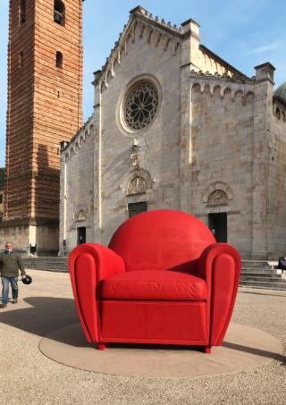 Pietrasanta Design Week-end poltrona Vanity Fair XXL piazza del Duomo Pietrasanta Design Week-end poltrona Vanity Fair XXL piazza del Duomo
