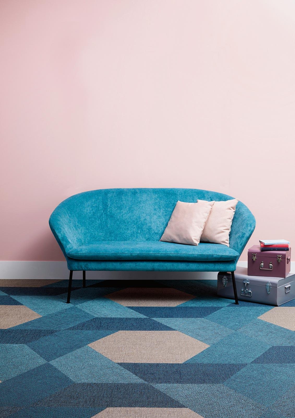 Rivestimenti a pavimento in tessuto vinilico Dickson® Mirage (www.dickson-constant.com/it) dalla consistenza in rilievo per la texture dall’aspetto naturale. Con superficie grezza e irregolare, ha una trama intrecciata ed è disponibile in 12 colori, anche componibili (come in foto). È in classe di resistenza all’usura 33. Prezzo da 68 euro/mq + Iva.