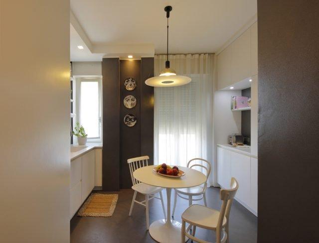 Cucina abitabile, con un piccolo tavolo da pranzo rotondo al centro. Cucina abitabile, con un piccolo tavolo da pranzo rotondo al centro.