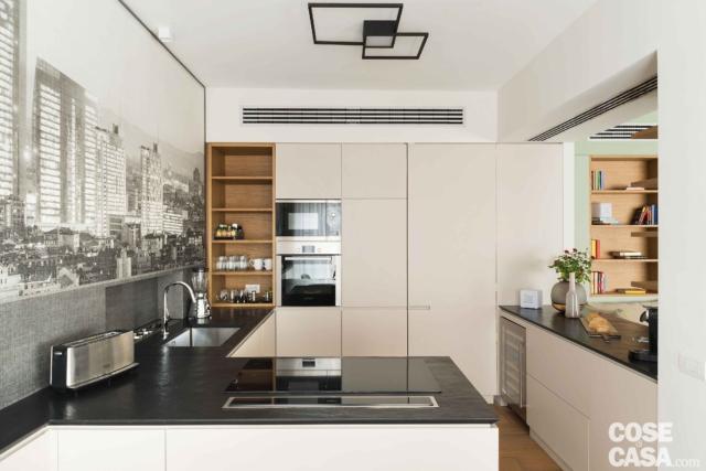 Cucina abitabile di colore neutro, che si sviluppa su più pareti, ad angolo, con penisola, con armadiature a colonna... Cucina abitabile di colore neutro, che si sviluppa su più pareti, ad angolo, con penisola, con armadiature a colonna...