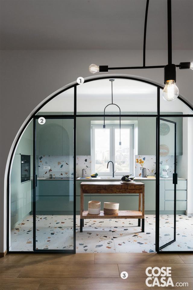 Cucina abitabile, che -separata da una vetrata ad arco - resta a vista mostrando i bellissimi pavimenti in gres effetto seminato. Cucina abitabile, che -separata da una vetrata ad arco - resta a vista mostrando i bellissimi pavimenti in gres effetto seminato.