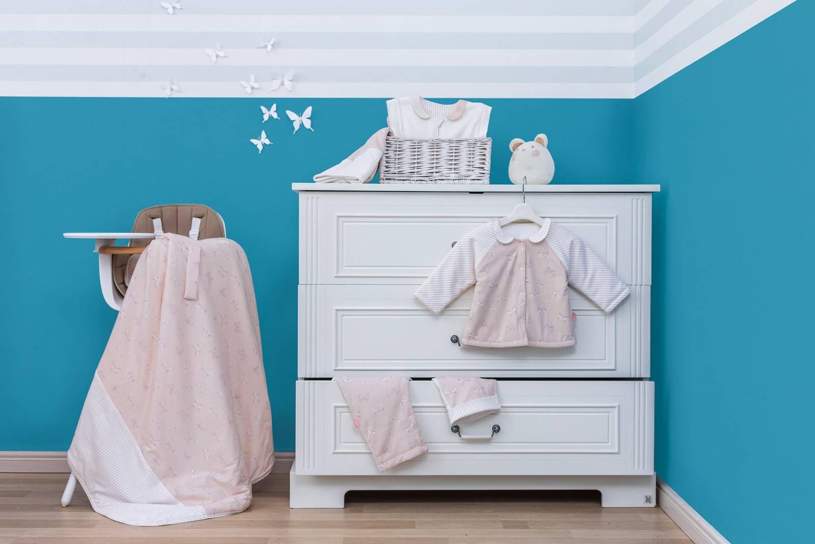 Antica Calce Elite è una finitura murale per esterni ed interni, a base di un legante minerale modificato con additivazione organica. Dotata di elevata traspirabilità e basso assorbimento d'acqua, riproduce il tipico effetto opaco delle antiche decorazioni a calce. Il prodotto in opera risulta liscio al tatto, opaco e ricco di morbide ombreggiature. Grazie alla sua formulazione a base calce, è in grado di controllare umidità e micro-clima, garantendo alle pareti una efficace protezione dalle muffe in modo naturale. Il ciclo dei minerali presenti nel prodotto utilizza risorse rinnovabili contribuendo alla sostenibilità ambientale. Prezzo 45,03 euro (confezione bianca da 4 litri).
Il prezzo è di 45,03 euro (confezione bianca da 4 litri)