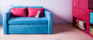 libreria e cuscini amaranto (shutterstock) libreria e cuscini amaranto (shutterstock)