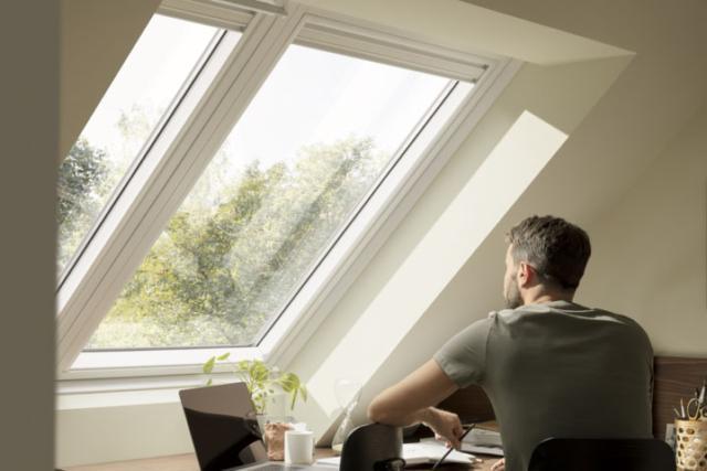 Composto da un elemento fisso e una classica finestra apribile, il sistema Velux 2 in 1 è disponibile in versione simmetrica o asimmetrica ed è installabile in ogni contesto con tempi e modalità di un solo telaio. Inoltre, al pari di tutti gli altri modelli dell’azienda, può essere completato con soluzioni protettive sia interne sia esterne – tende, tende parasole, tapparelle – per graduare a piacimento la quantità di luce desiderata e in particolare proteggere gli ambienti interni dal caldo e dal freddo. L’eventuale apertura a vasistas, nella versione manuale del serramento, consente anche l’affaccio verso l’esterno, mentre il modello solare a bilico, dotato di cella fotovoltaica esterna, ha sensore della pioggia e può essere comandato a distanza. Composto da un elemento fisso e una classica finestra apribile, il sistema Velux 2 in 1 è disponibile in versione simmetrica o asimmetrica ed è installabile in ogni contesto con tempi e modalità di un solo telaio. Inoltre, al pari di tutti gli altri modelli dell’azienda, può essere completato con soluzioni protettive sia interne sia esterne – tende, tende parasole, tapparelle – per graduare a piacimento la quantità di luce desiderata e in particolare proteggere gli ambienti interni dal caldo e dal freddo. L’eventuale apertura a vasistas, nella versione manuale del serramento, consente anche l’affaccio verso l’esterno, mentre il modello solare a bilico, dotato di cella fotovoltaica esterna, ha sensore della pioggia e può essere comandato a distanza.