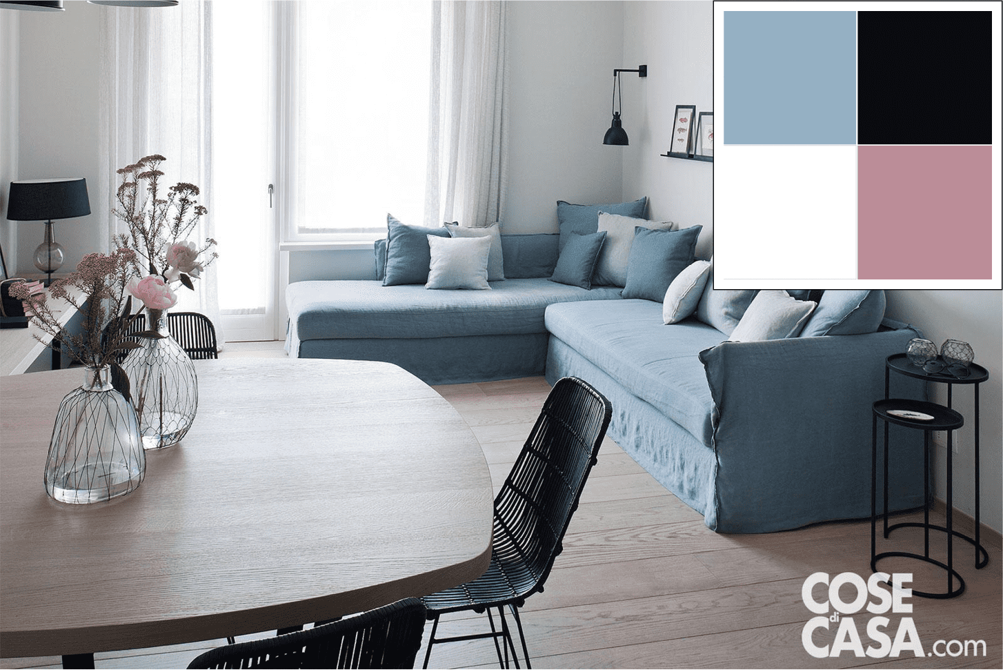 soggiorno divano azzurro
