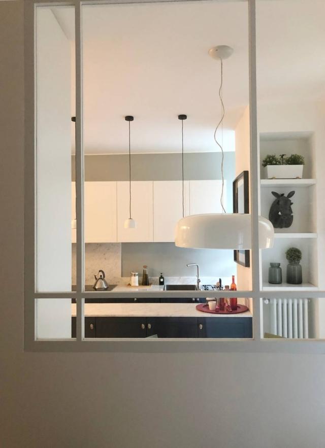 Cucina abitabile con finestra fissa vetrata che aumenta la luce. Cucina abitabile con finestra fissa vetrata che aumenta la luce.