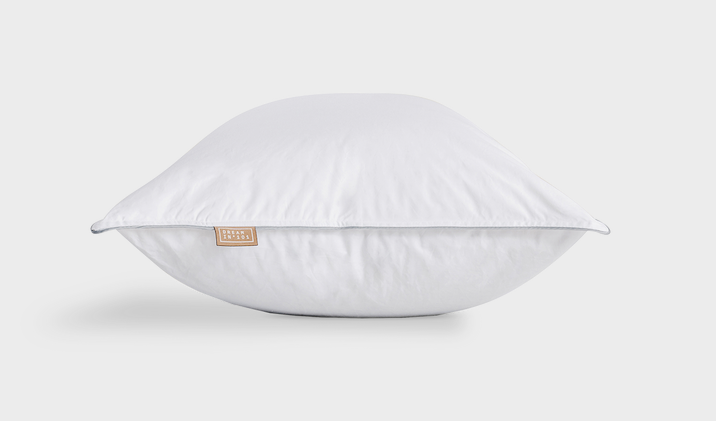 Ideato per offrire il massimo livello di comfort e migliorare la qualità del sonno, il cuscino Royal di Dreamin'101 si adatta perfettamente a ogni posizione assunta durante il riposo notturno. Fresco e confortevole in ogni stagione, il cuore interno in piumetta garantisce supporto e sostegno ottimali, mentre l’imbottitura esterna in piumino dona comfort e morbidezza estremi, per un’esperienza di riposo senza paragoni. Da 50 x 80 cm prezzo 50,15 euro. dreamin101.com Ideato per offrire il massimo livello di comfort e migliorare la qualità del sonno, il cuscino Royal di Dreamin'101 si adatta perfettamente a ogni posizione assunta durante il riposo notturno. Fresco e confortevole in ogni stagione, il cuore interno in piumetta garantisce supporto e sostegno ottimali, mentre l’imbottitura esterna in piumino dona comfort e morbidezza estremi, per un’esperienza di riposo senza paragoni. Da 50 x 80 cm prezzo 50,15 euro. dreamin101.com