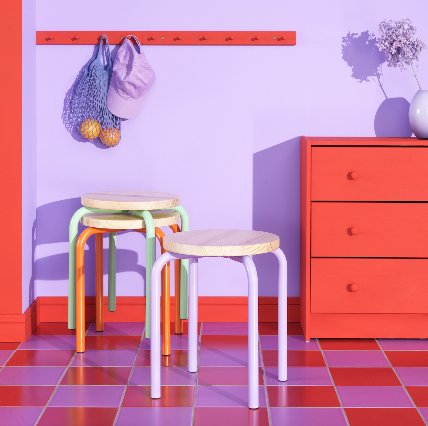 Aggiungi un posto a tavola con lo sgabello Domsten creato da Karin Mobring nel 1973, un iconico pezzo di design. È disponibile in più colori ed è impilabile, così puoi tenerne diversi a portata di mano per avere dei pratici posti a sedere extra. Prezzo 25 euro. 