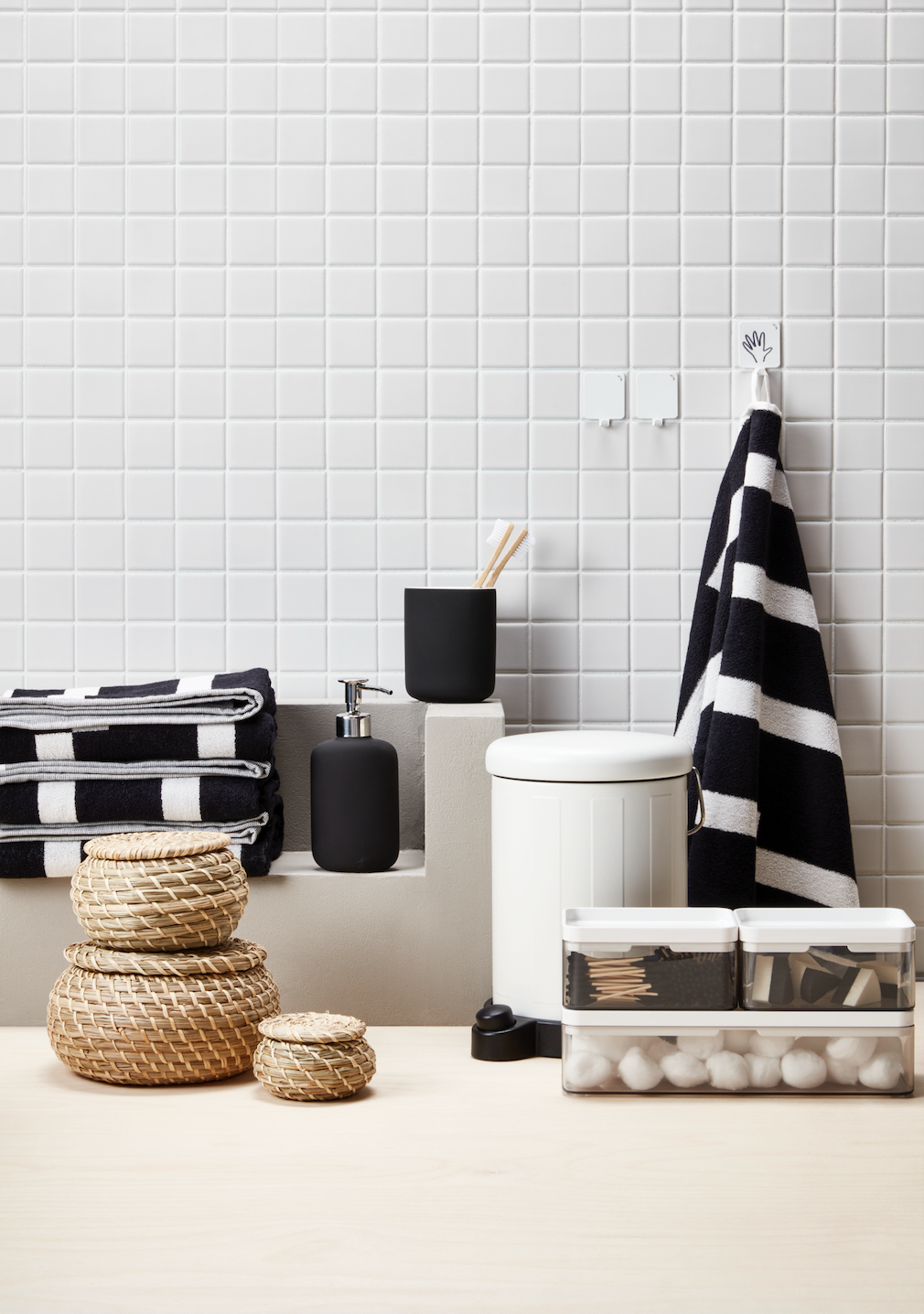 I contenitori Fryken in pianta erbacea intrecciata a mano da abili artigiani, hanno le dimensioni perfette per organizzare i piccoli oggetti. Donano un tocco di stile all’ufficio, al bagno e alla libreria. Inoltre, ogni contenitore è unico proprio perché fatto a mano. Prezzo 19,95 euro. 