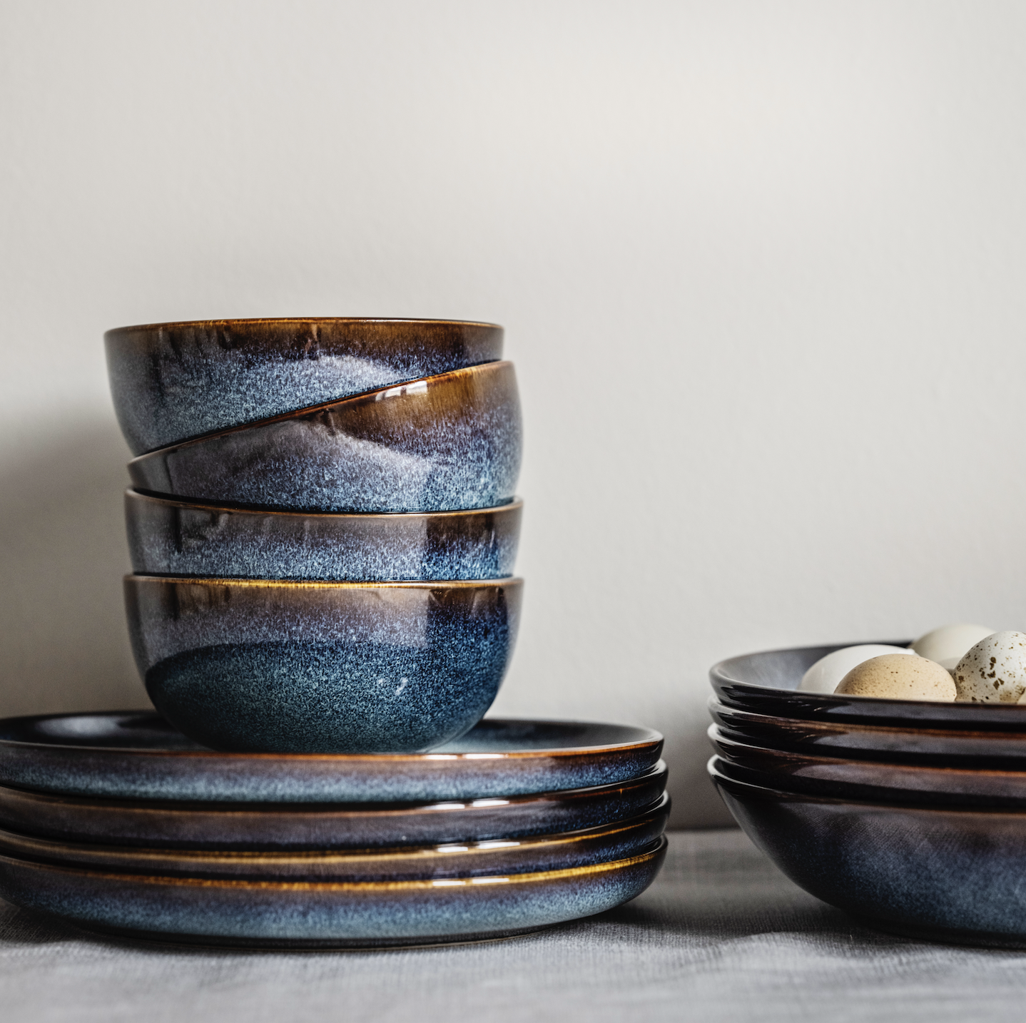 La ciotola Gladelig smaltata blu oceano, con dettagli in ocra bruna, porta un tocco di fascino artigianale su una tavola classica. Un design unico e senza tempo. Prezzo 13 euro per 4 pezzi.