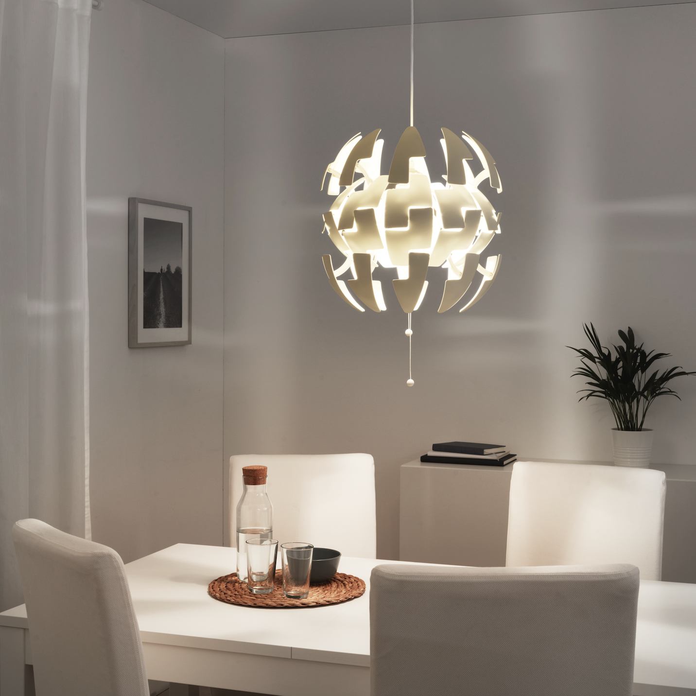 È ispirata ai film di fantascienza, la lampada a sospensione Ikea PS 2014 ha vinto il premio di design internazionale Red Dot Award. È sufficiente tirare i cordoncini per modificare la forma della lampada e la sua intensità luminosa. Prezzo 49,95 euro.