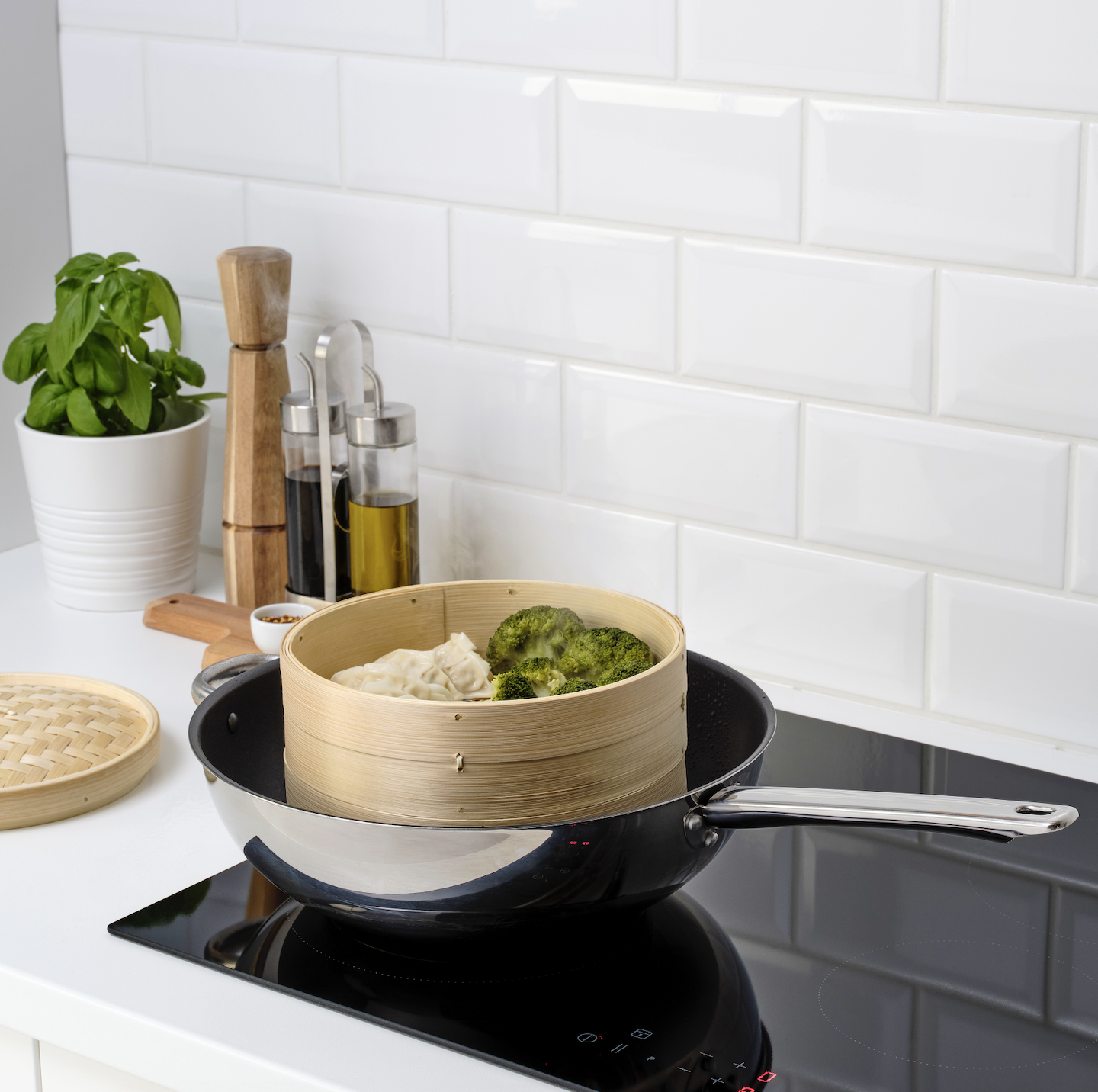 Per chi ama cucinare in modo sano, gustoso e divertente, la vaporiera in bambù Klockren è perfetta per cuocere verdure, pesce, pollo e ravioli cinesi. Prezzo 17 euro. 