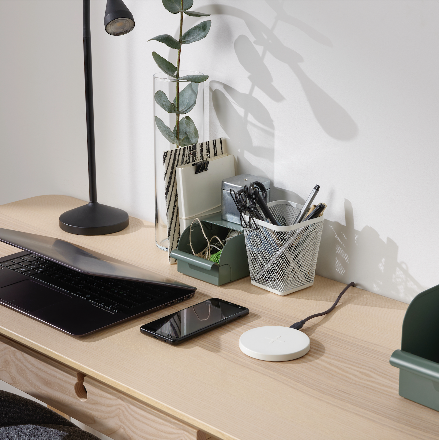 Si può usare il proprio cavo USB-C e l'adattatore per ricaricare lo smartphone in modalità wireless: basta appoggiarlo sulla base di ricarica Livboj. Questo caricabatteria wireless ha un design compatto e quindi è facile da portare con te. Prezzo 4,50 euro. 