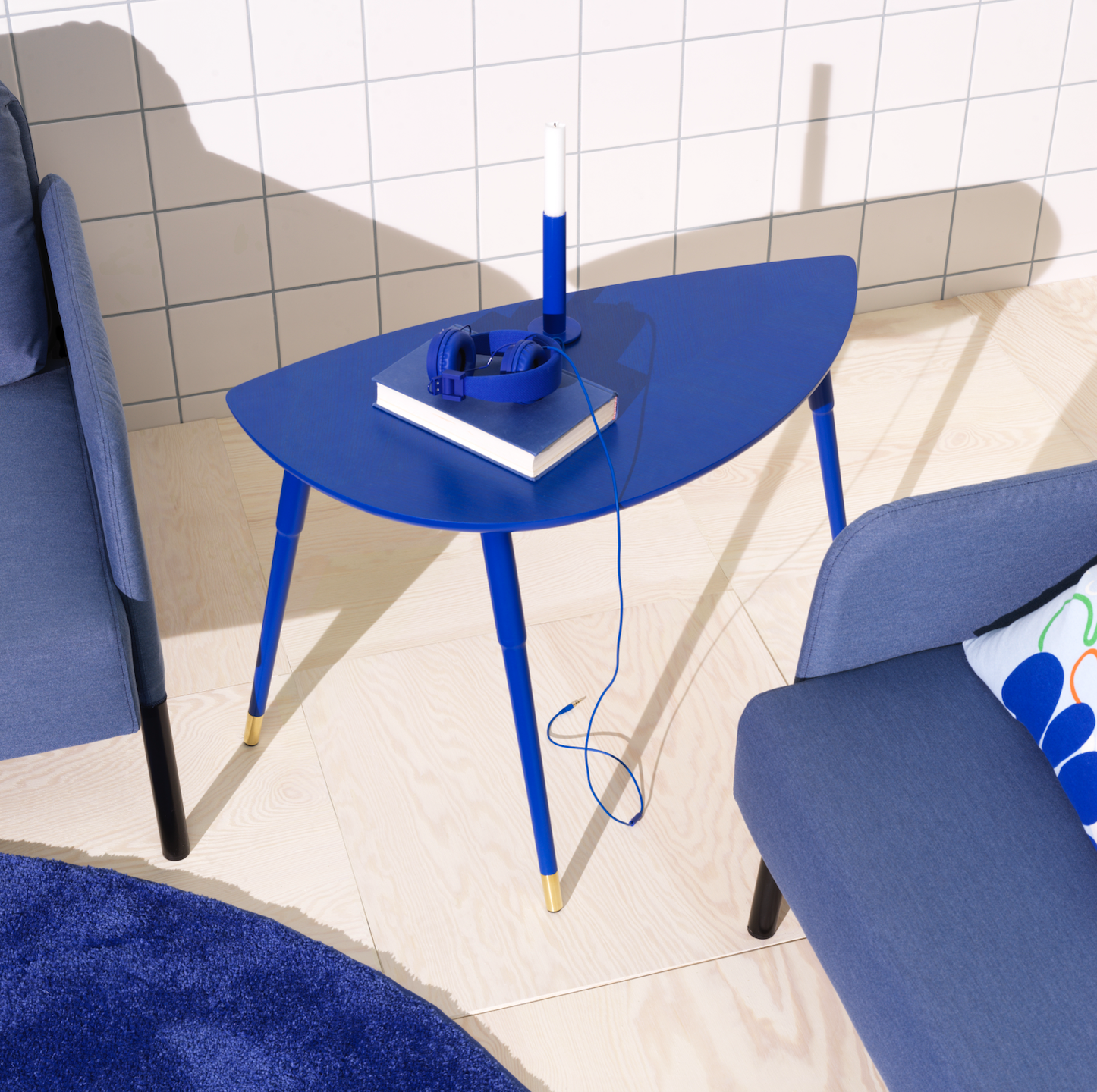 Il catalogo del 1956 ha visto il lancio del tavolino Lövbacken descritto da Ingvar Kamprad come “un piccolo, delizioso oggetto dal design ultramoderno”. Ora la collezione Nytillverkad ripropone questo iconico prodotto del brand in nuovi colori. Prezzo 70 euro. 